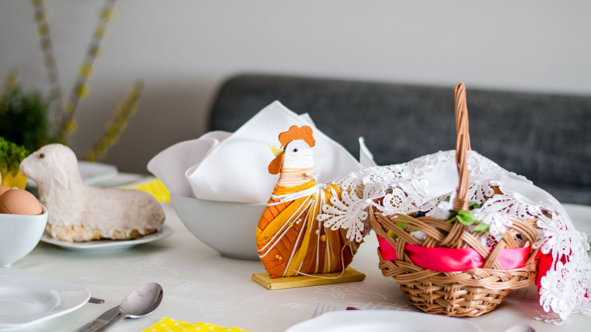 Ten sposób pozwoli przywrócić biel obrusowi