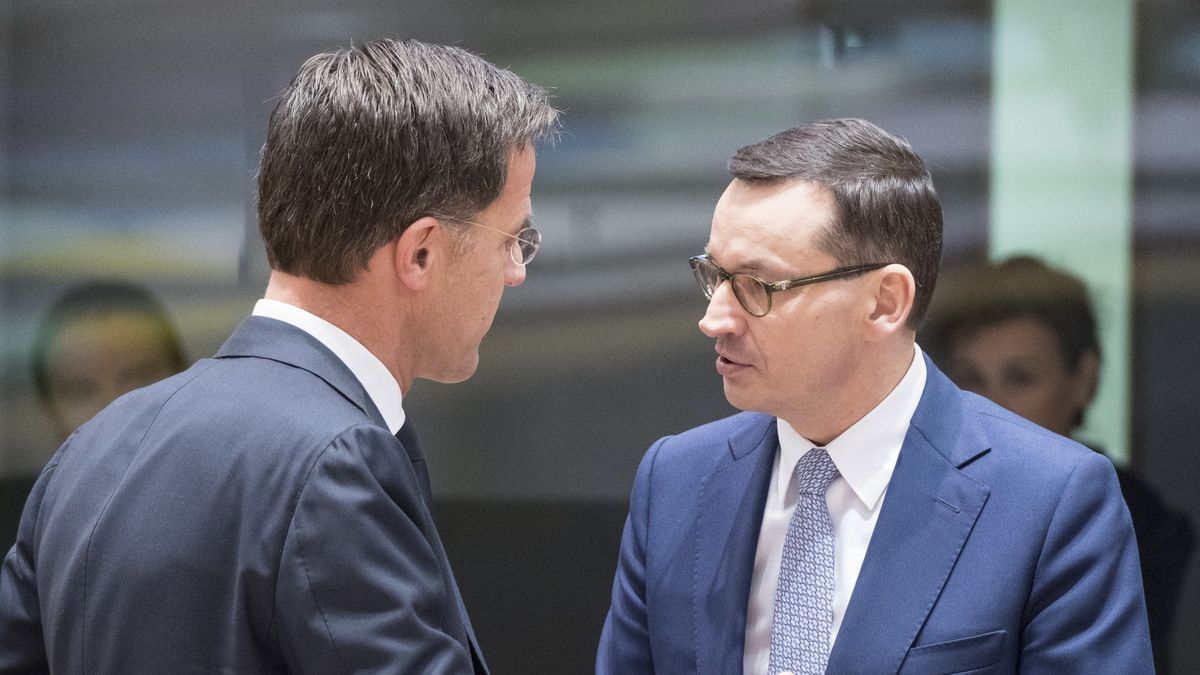 Premier Mateusz Morawiecki na szczycie UE w Brukseli rozmawia z szefem duńskiego rządu Markiem Rutte.