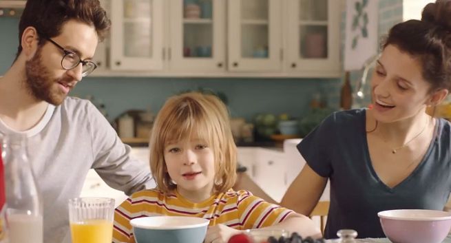 Radosny poranek w spocie płatków Nestlé Corn Flakes bez glutenu (wideo)