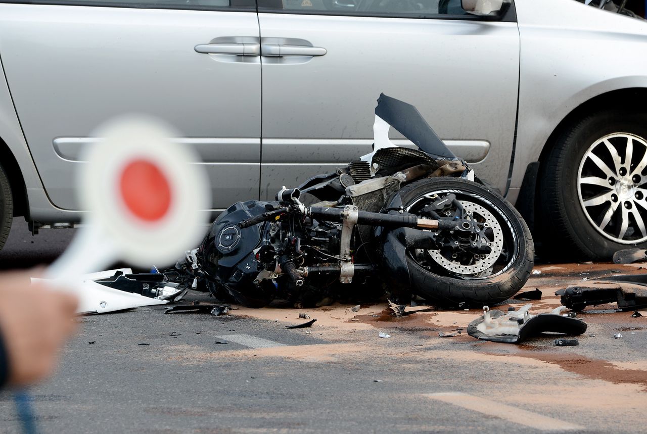 Śmiertelny wypadek w Rumi. Motocyklista uderzył w zaparkowany samochód i zmarł na miejscu