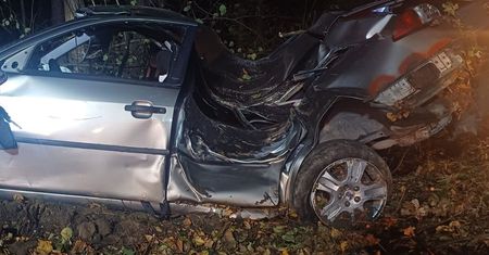 Ford roztrzaskał się o drzewa przy Zalewie Zemborzyckim. Nikt nie przyznaje się do kierowania. Jeden pijany, drugi z narkotykami
