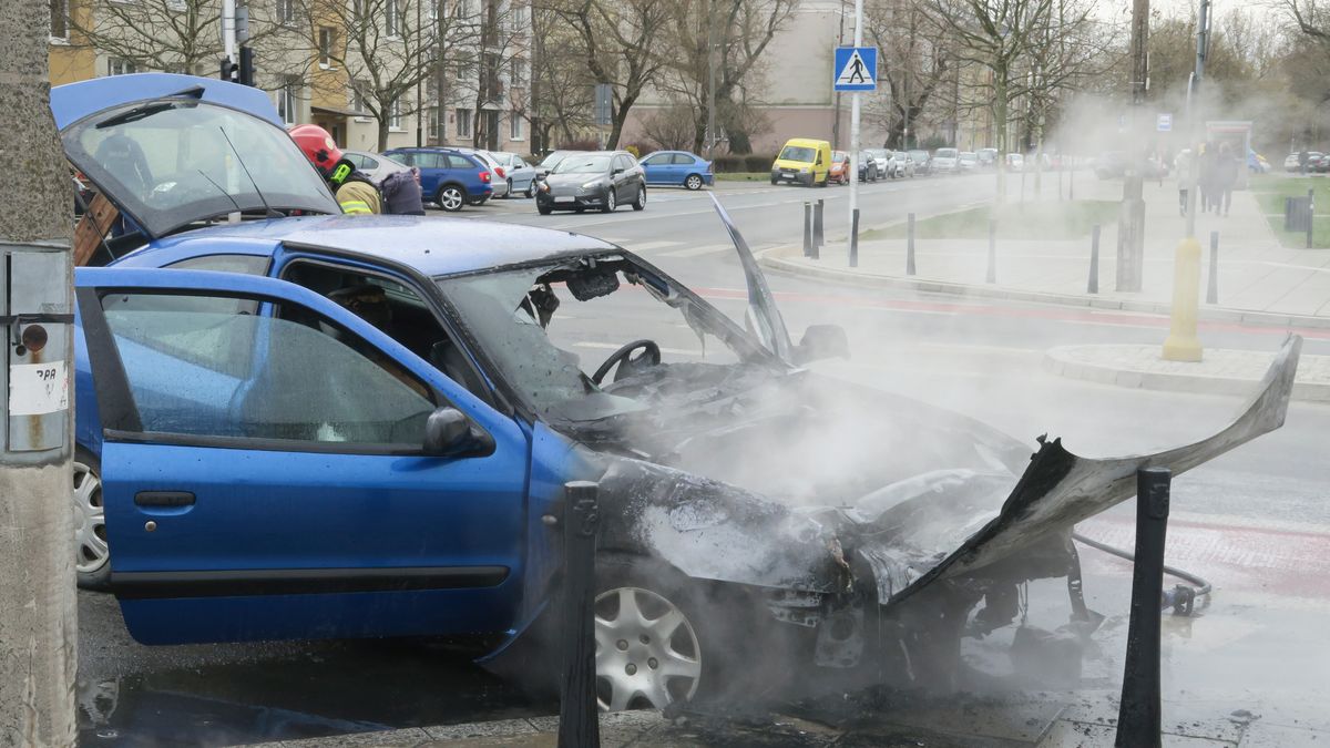wypadek, auto, pozar, szkoda, spalony, ulica, spalone auto, dym, auta, przewozy, krach, droga, stary, przewóz, front, kaptur, metal