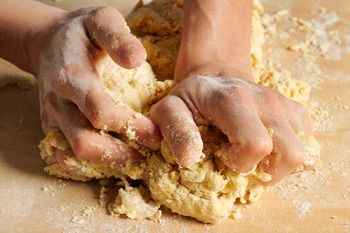 Tak Francuzi robią kruche ciasto. Jest świetne do szarlotki