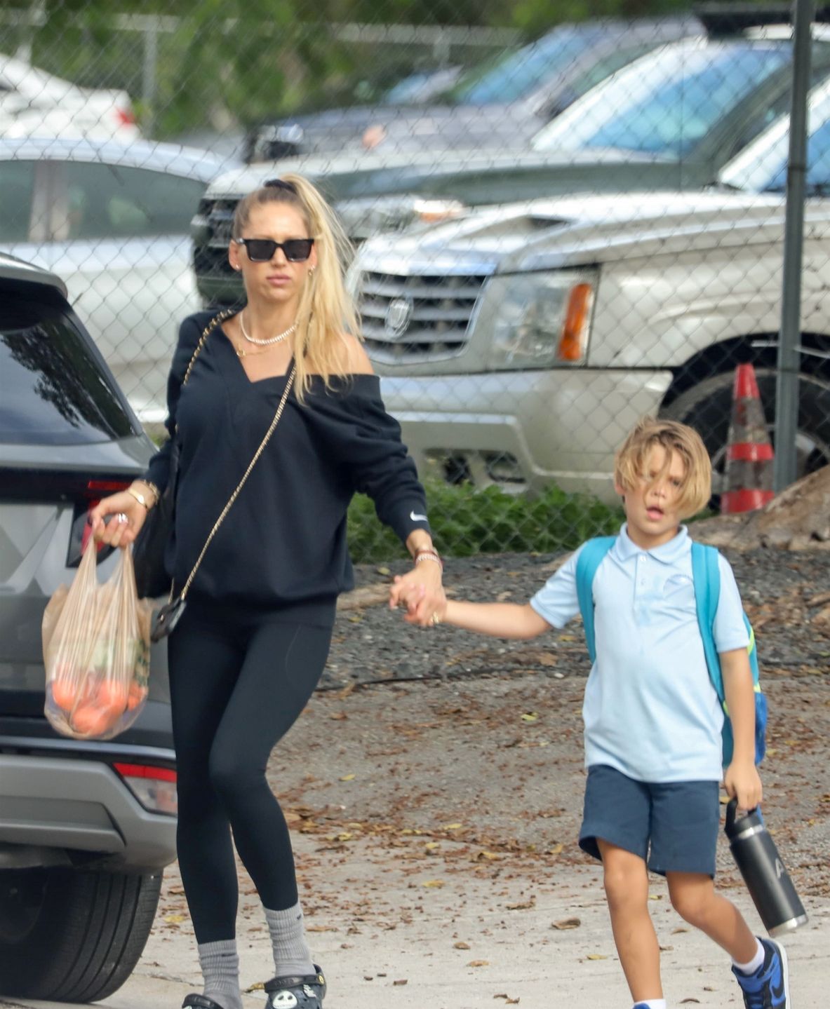 Ciężarna Anna Kournikova z synem wraca z zakupów