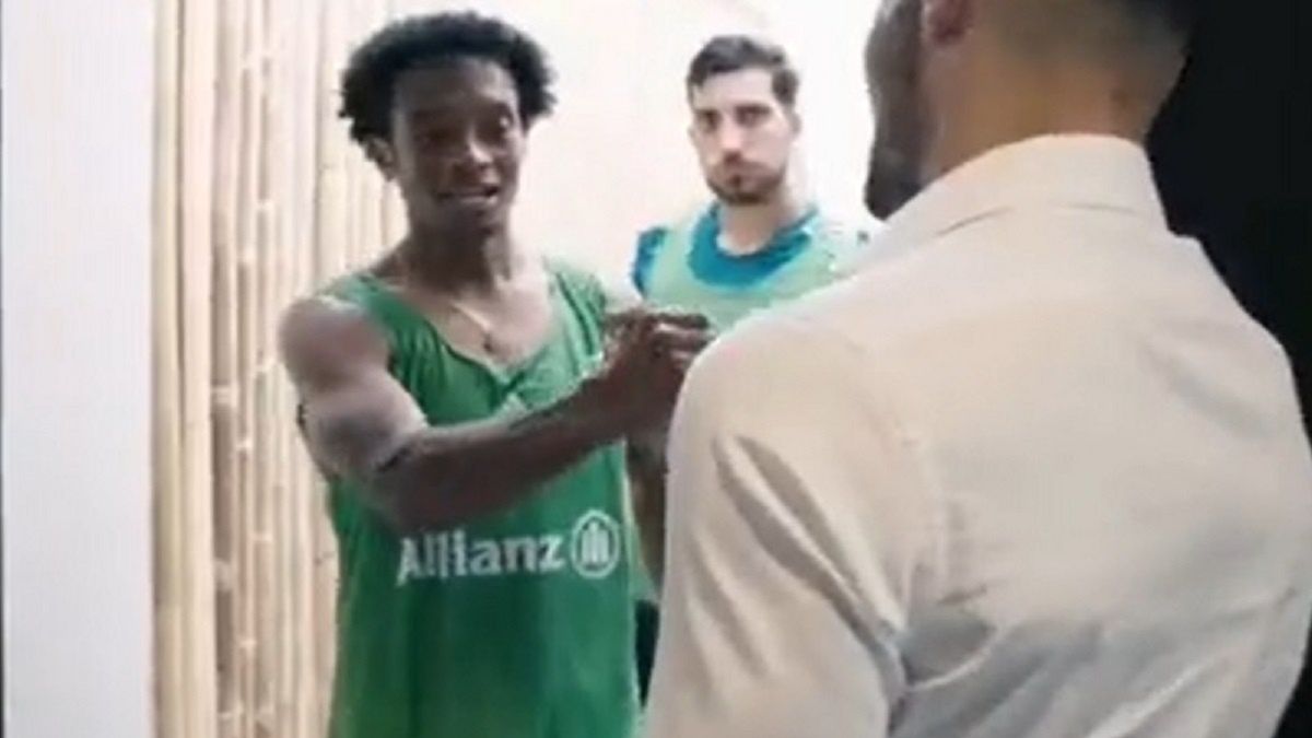 Juan Cuadrado powitał Filipa Kosticia w szatni Juventusu