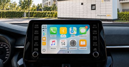 InPost Mobile w Android Auto i Apple CarPlay. Co potrafi apka na ekranie samochodu?