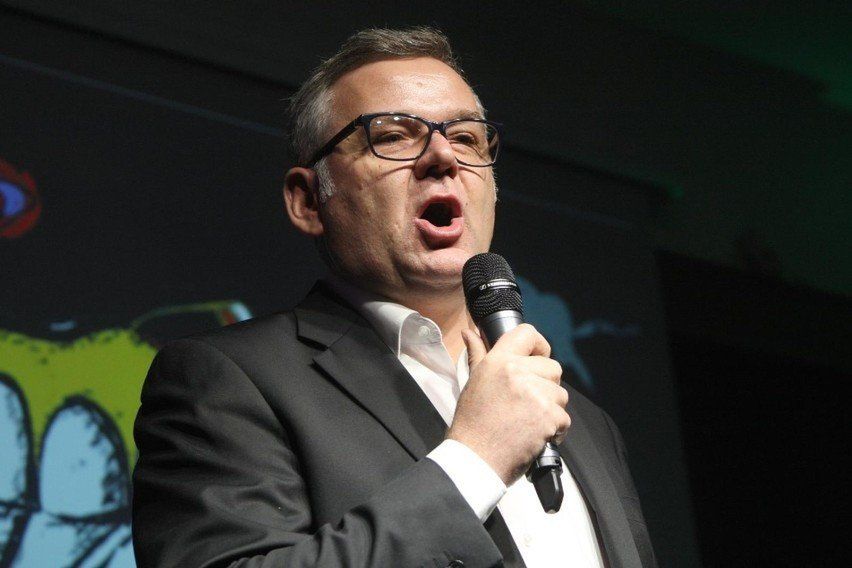 Artur Andrus - Dziennikarz i prezenter telewizyjny i radiowy, aktor, pisarz, poeta, autor tekstów piosenek, piosenkarz, artysta kabaretowy i konferansjer. Urodzony w Lesku, wychowywał się w Sanoku.