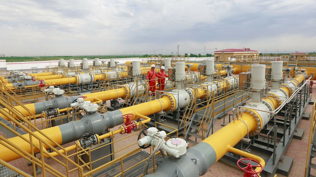 Archiwum zagraniczne East News 2024-06
Workers are carrying out a special inspection of equipment in the gas pipeline network that crosses the Yellow River and deserts in Zhongwei city, Ningxia province, China, on June 26, 2024. (Photo by Costfoto/NurPhoto) (Photo by CFOTO / NurPhoto / NurPhoto via AFP)
CFOTO