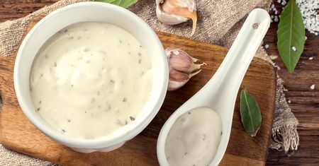 Sos aioli – czas na czosnkowy przysmak