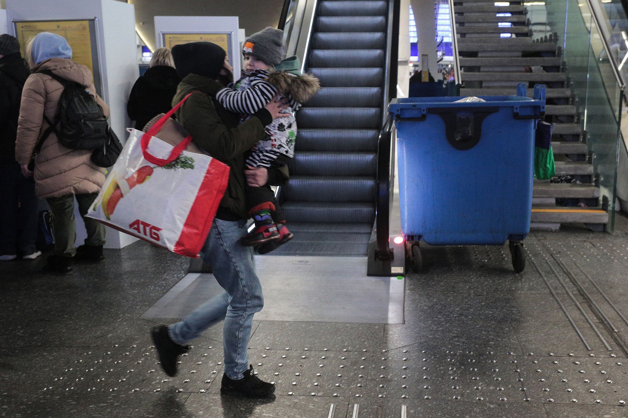 Wojna w Ukrainie: Warszawa Centralna przepełniona. Ludzie śpią na podłodze 3
