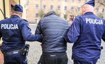 Słubice: Kradzież busa z bronią i tysiącami nabojów. Chcieli sprzedać arsenał, teraz staną przed sądem