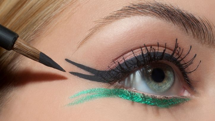 Kajal to produkt, który może zastąpić cień do powiek, kredkę lub eyeliner.