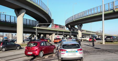 Wypadek autobusu na Sadybie. Ulica zablokowana