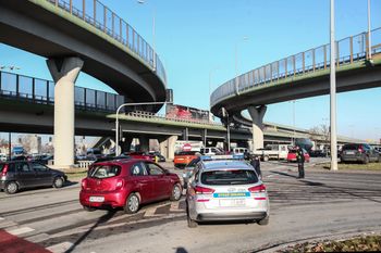 Wypadek autobusu na Sadybie. Ulica zablokowana