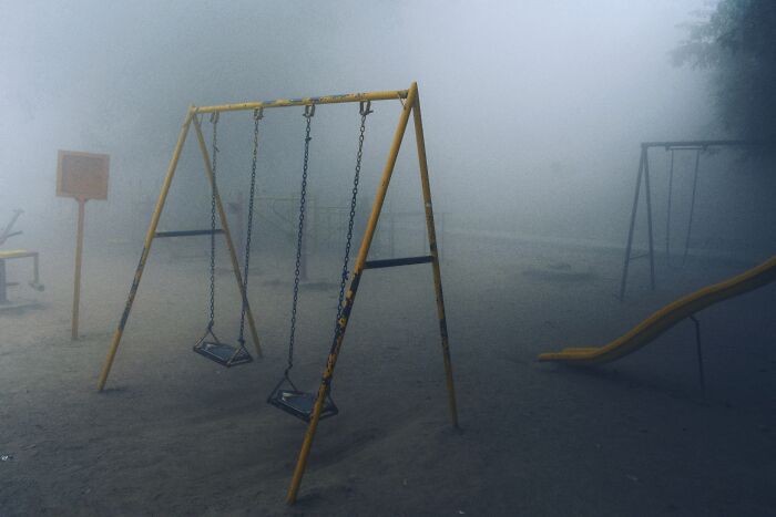 Plac zabaw spowity gęstą mgłą.