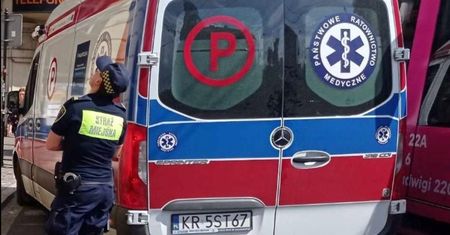 Kraków. Z kamienicy oderwał się fragment elewacji. 18-latka w szpitalu