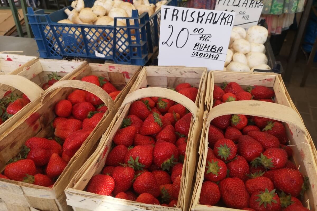 Polskie truskawki po 20 zł za kilogram na targowisku w Lublinie