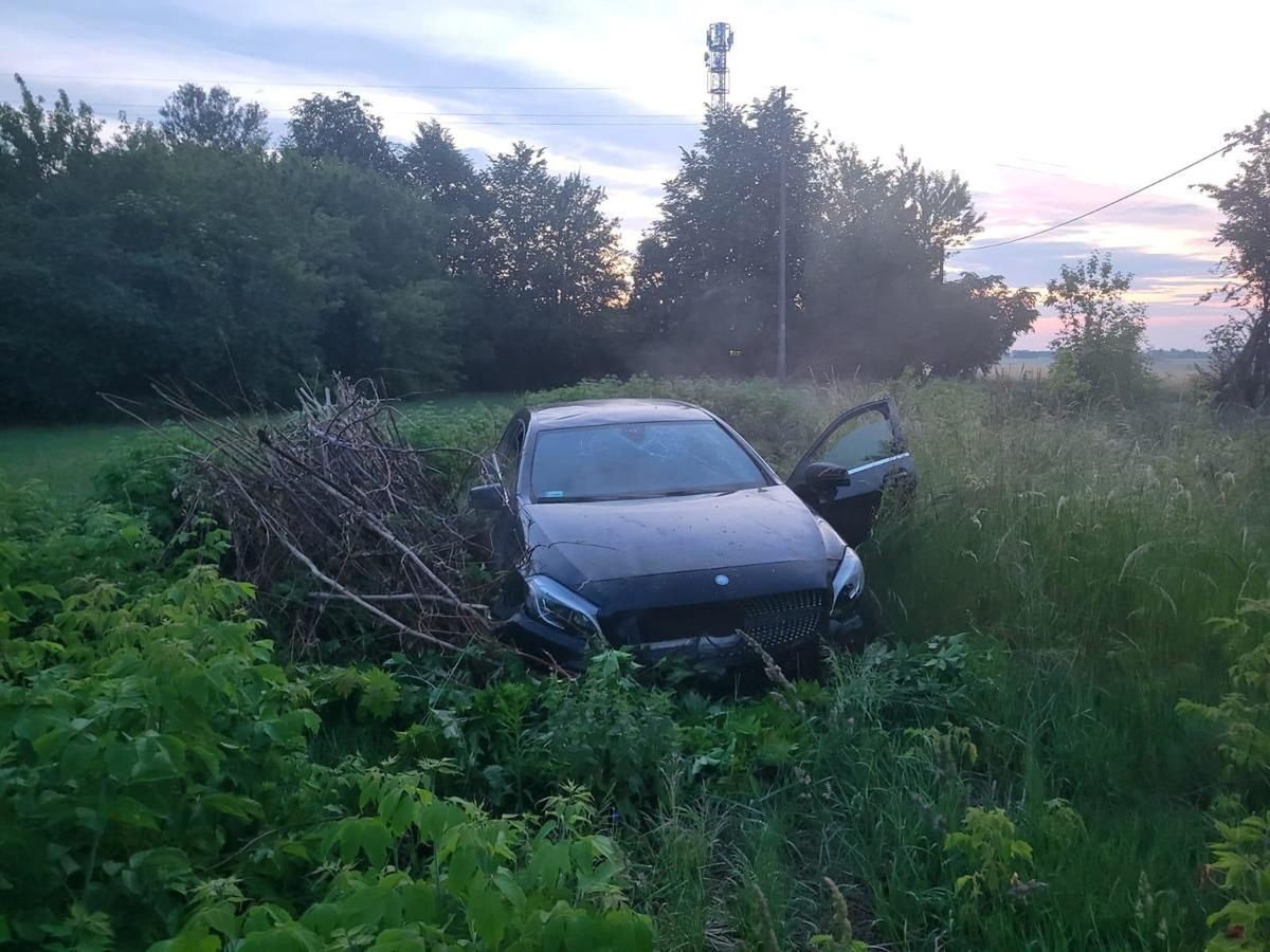 Kierowca mercedesa skończył poza asfaltem