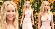 Zadowolona Jennifer Lawrence pozuje na tle butelek szampana