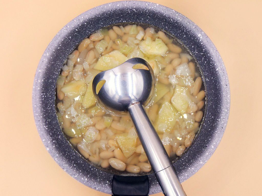 Zupa krem z białej fasoli i gruszki przepis