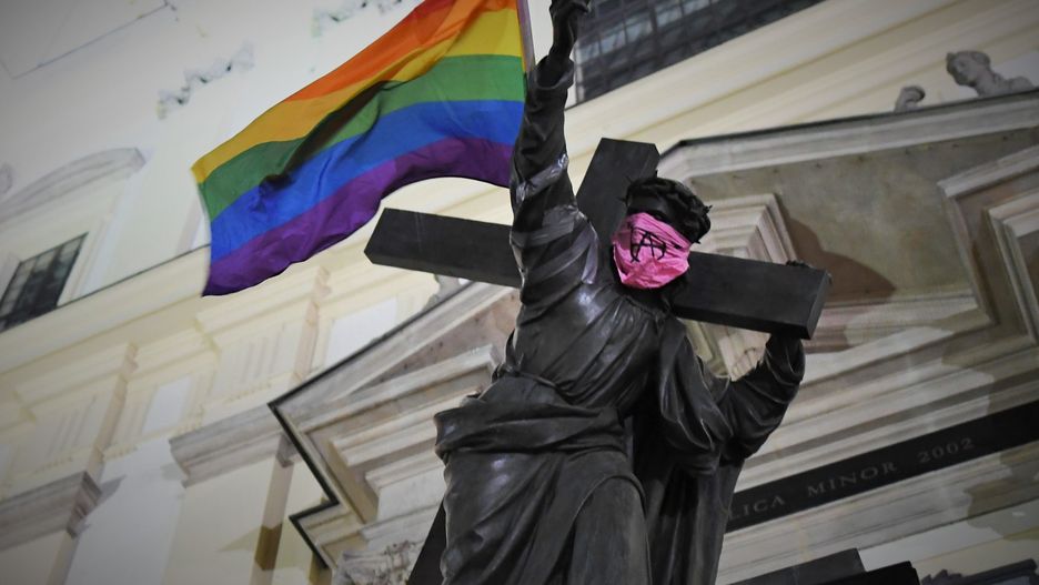 Warszawa. Na pomniku zawisła tęczowa flaga