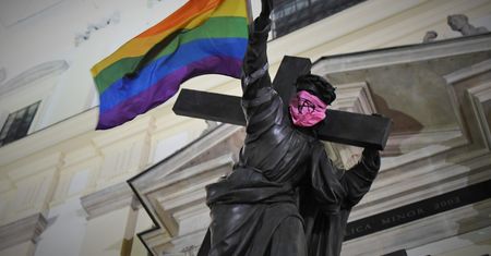 Warszawa. Na pomniku Chrystusa znów zawisła tęczowa flaga. Reakcja policji