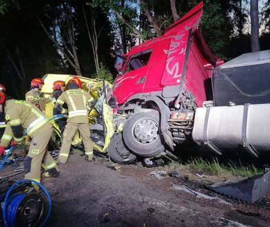 Dwie osoby nie żyją po zderzeniu busa i ciężarówki