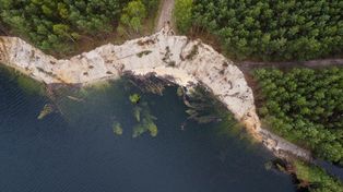 Małopolskie klify. Wielkie osuwiska w Hutkach pochłaniają coraz więcej lądu. Okoliczny las znika w odmętach zalewiska