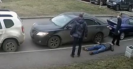 Skatował człowieka, bo ten zastawił mu auto [18+]
