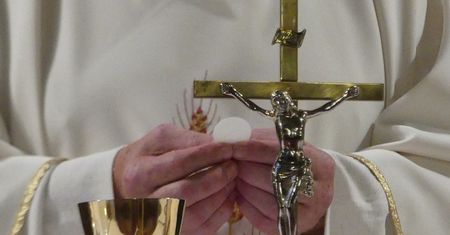 Proboszcz parafii w Chałupkach wywołał wielki SKANDAL. W tle romans z mężczyzną, łapówki i fałszywe oskarżenia