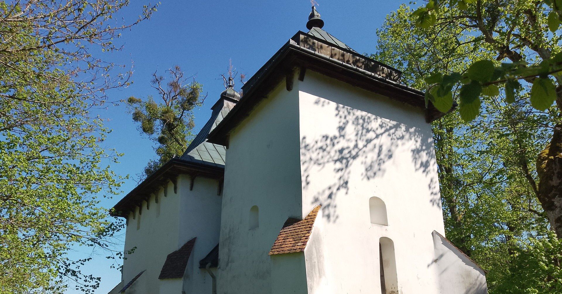 Cerkiew posiada harmonijną bryłę osadzoną w malowniczym krajobrazie Pogórza Przemyskiego.
