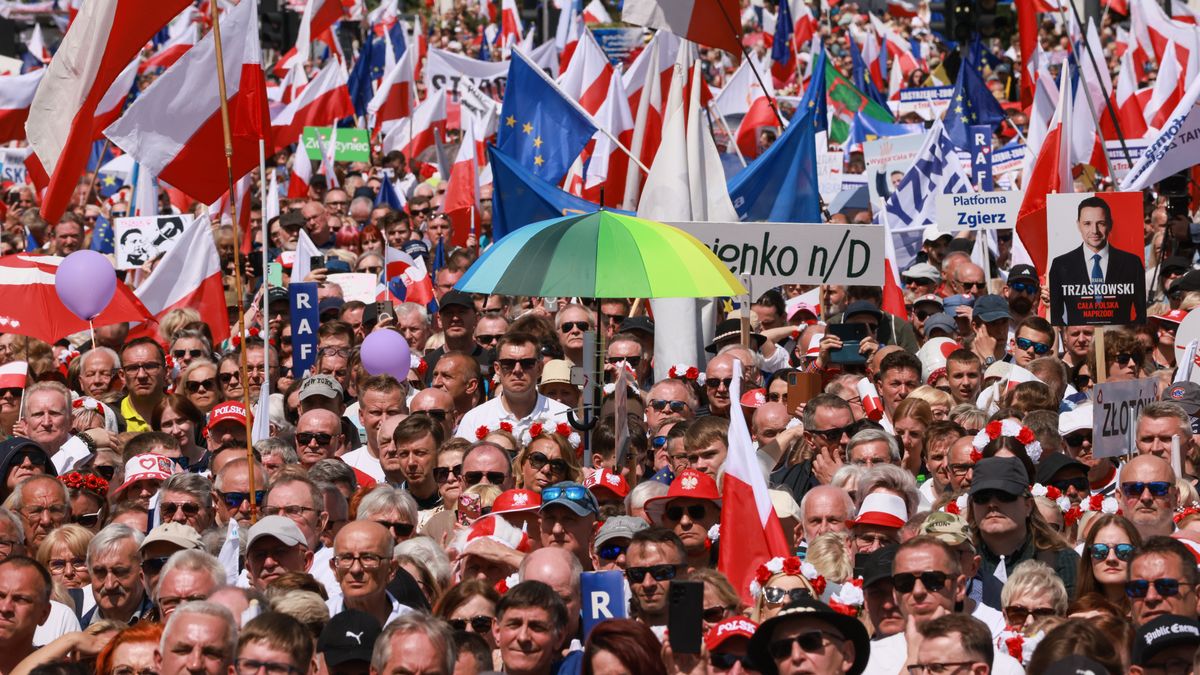 Warszawa, 25.05.2025. Wybory prezydenta RP - kampania przed II turą. "Wielki Marsz Patriotów" w Warszawie, 25 bm. zwolenników kandydata KO w II turze wyborów na fotel prezydenta RP Rafała Trzaskowskiego. Jego trasa wiodła z placu Bankowego na plac Konstytucji. (amb) PAP/Leszek Szymański