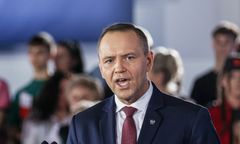 Weto Nawrockiego ws. SAFE. Jak decyzję oceniają Polacy?