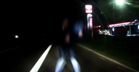 Został potrącony, bo szedł bez odblasków. Policja udostępnia nagranie