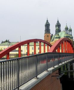 Spacer po przęśle mostu. Ryzykował życiem swoim i dziecka