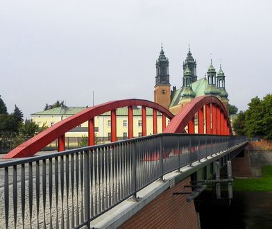 Spacer po przęśle mostu. Ryzykował życiem swoim i dziecka