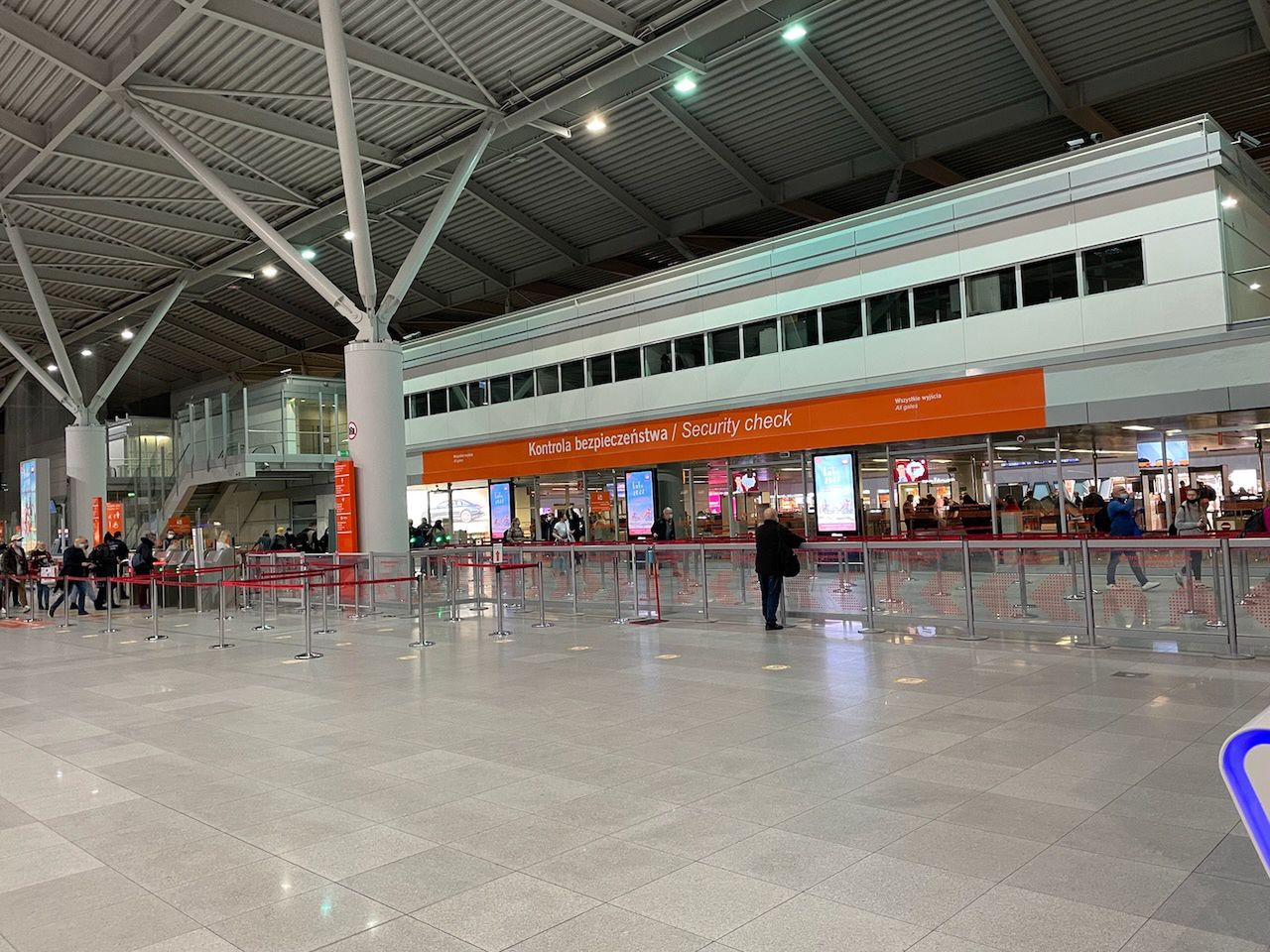 Bilet Lufthansy w klasie ekonomicznej nie uprawnia do skorzystania z fast-tracka, gdy posiada się srebrną kartę Miles&More