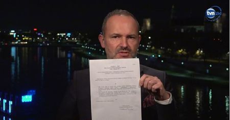 Mówił o "podszeptach PiS". Pokazał na żywo ważny dokument