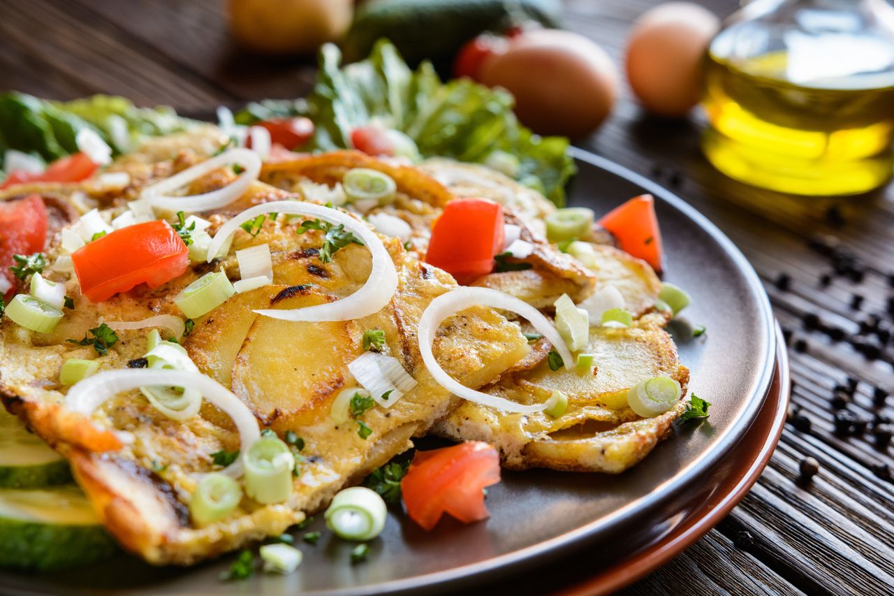 Omlet po wiejsku. Przepyszny pomysł na kolację