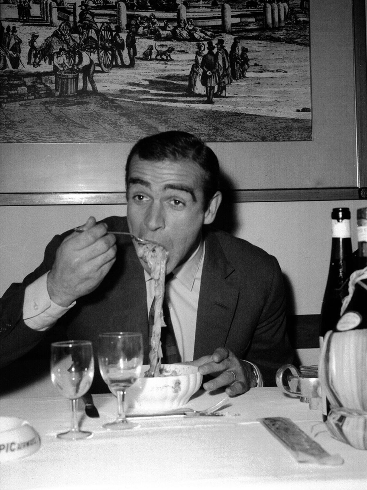 Sean Connery jedzący makaron