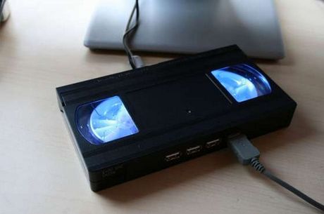 Odrobina nostalgii – hub USB w kształcie kasety VHS
