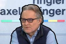 Cezary Gmyz na tle logo Ringier Axel Springer Polska