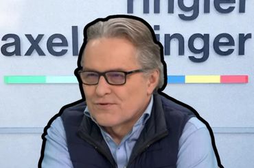 Cezary Gmyz na tle logo Ringier Axel Springer Polska