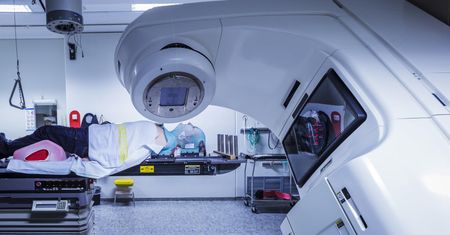 Radioterapia może tymczasowo obniżać ryzyko choroby Alzheimera. Zaskakujące odkrycie