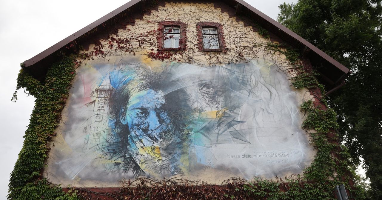 Radzionków: "To było, jest i nadal się dzieje". W Radzionkowie odsłonięto mural upamiętniający kobiety pohańbione w 1945 roku