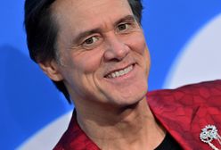 Zakrwawione wnętrzności i świńskie głowy w basenie. Jim Carrey ściemnia jak nikt