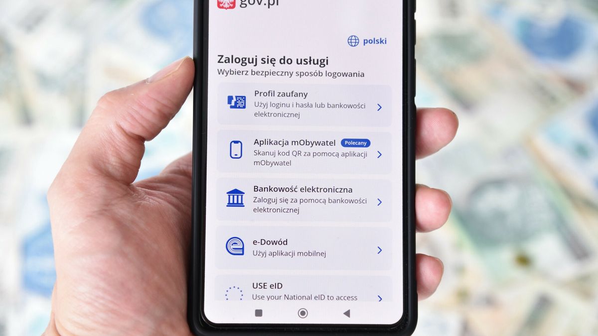 Stock Bart?omiej MagierowskiFot. Bartlomiej Magierowski/East News. Wroclaw 29.05.2025. Zdjecie ilustracyjne - finanse, pieniadze. N/z: strona mObywatel i rozne banknoty w tle.Bartlomiej Magierowski