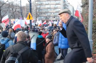 Giertych skacze na manifestacji: "KTO NIE SKACZE, TEN JEST Z PIS-em, HOP, HOP, HOP! Precz z Kaczorem!"