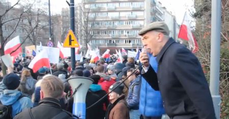 Giertych skacze na manifestacji: "KTO NIE SKACZE, TEN JEST Z PIS-em, HOP, HOP, HOP! Precz z Kaczorem!"