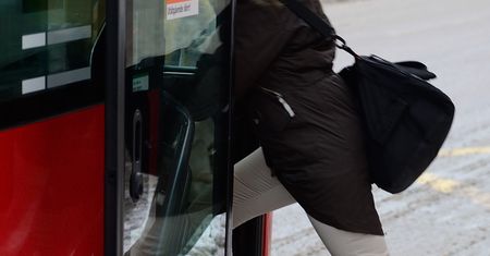 Zaatakował w autobusie. Okropne, co zrobił jej przy ludziach